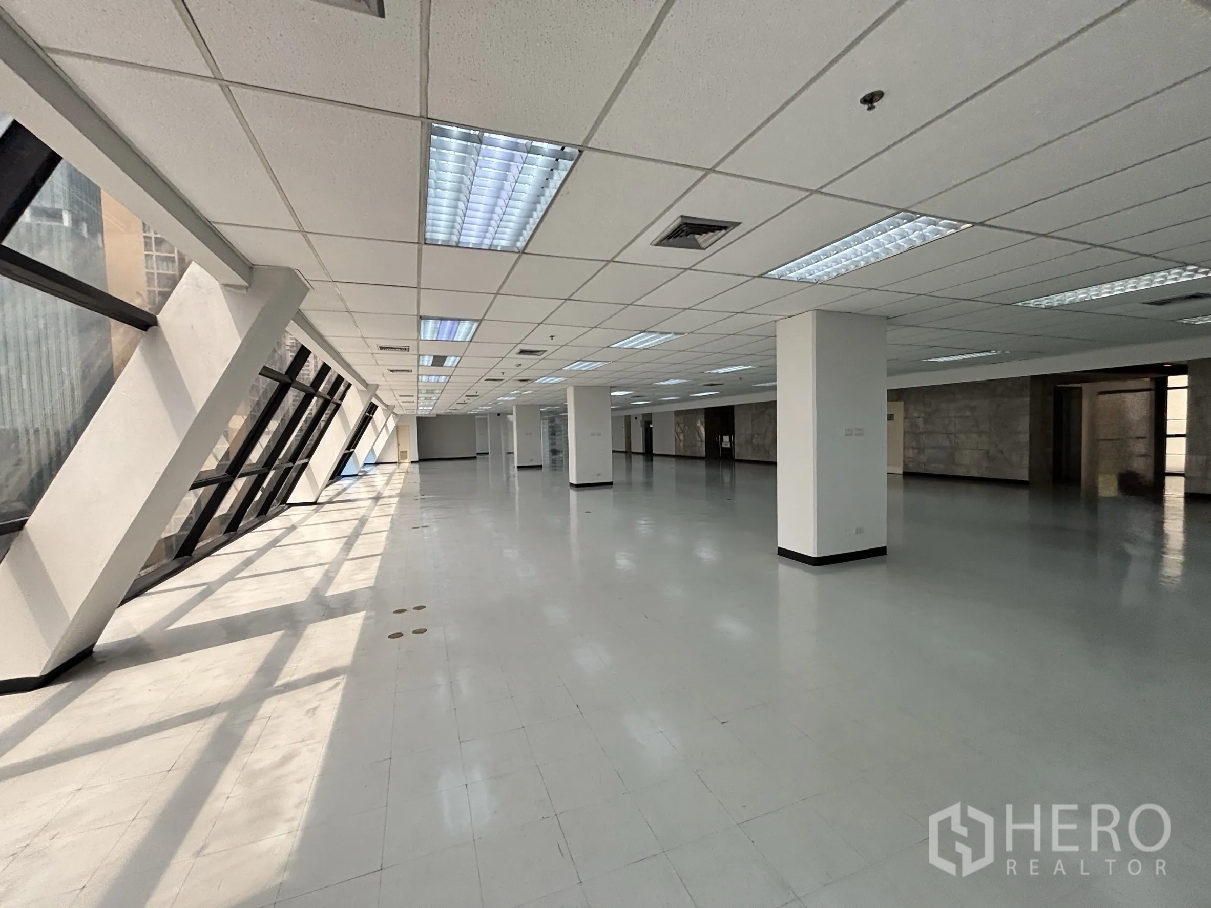 办公室 for rent in Ratchathewi, Bangkok - 充足日照的外沿区，斜面落地窗通向深进的开放式楼层。