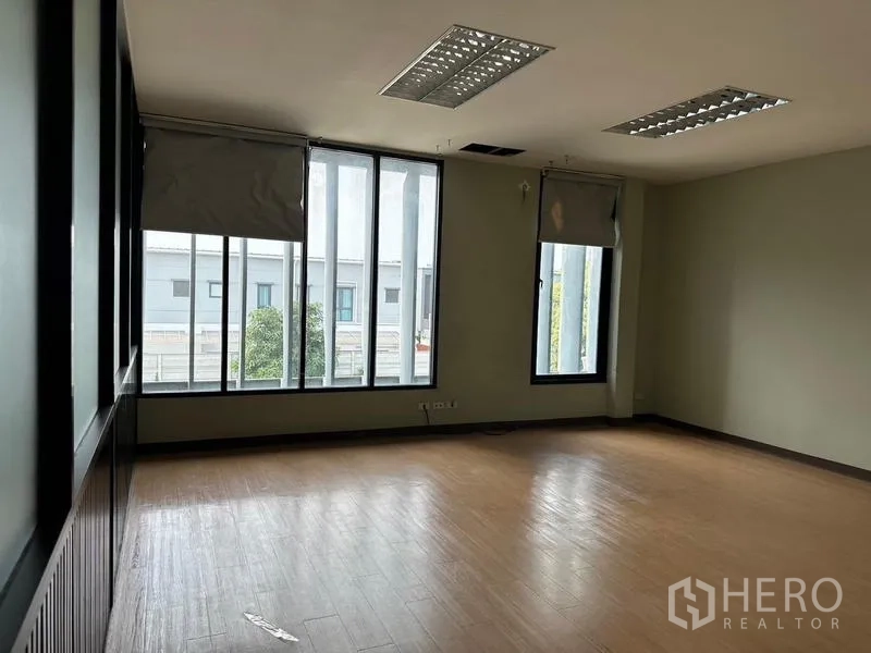 货栈 出租在Prawet, Bangkok - 空置办公室，落地窗与木纹地面