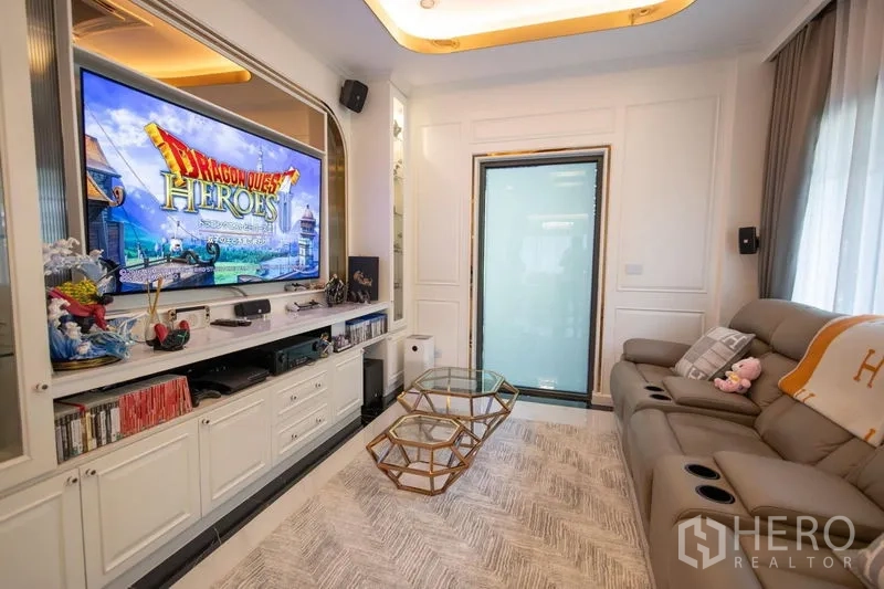 Detached House for sale in Pak Kret, Nonthaburi - Private media room with reclining sofa, big TV and twin glass coffee tables.