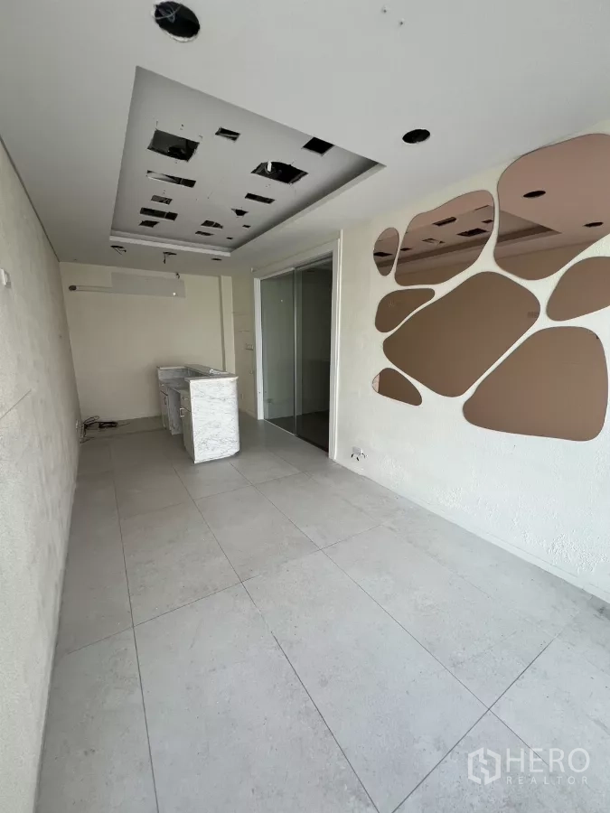 พื้นที่ขายปลีก ให้เช่า - ห้องปูพื้นกระเบื้อง เพดานฝ้าซ่อนไฟ พร้อมผนังกระจกตกแต่ง