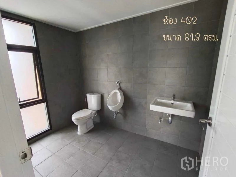 办公空间 出租在Phaya Thai, Bangkok - 私卫铺灰色瓷砖，设窗户、马桶、小便器与挂墙洗手盆。