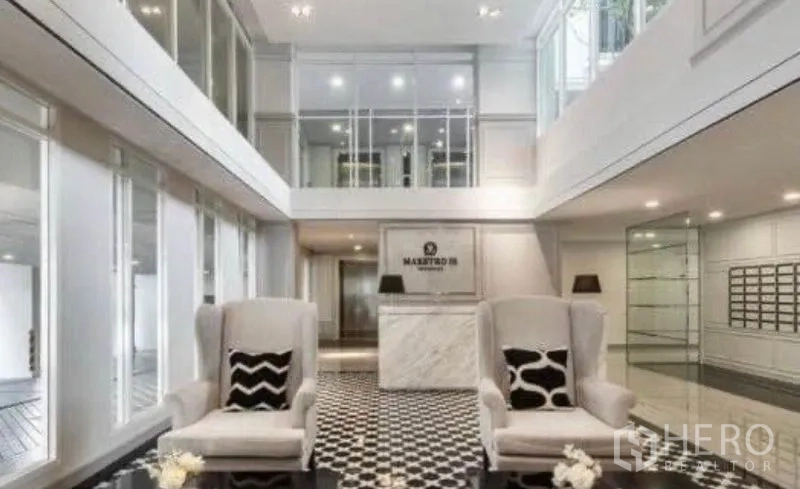 คอนโด ให้เช่าในSathon, Bangkok - ล็อบบี้เพดานสูงหรูหรา มุมรับรองนั่งสบาย และเคาน์เตอร์หินอ่อน