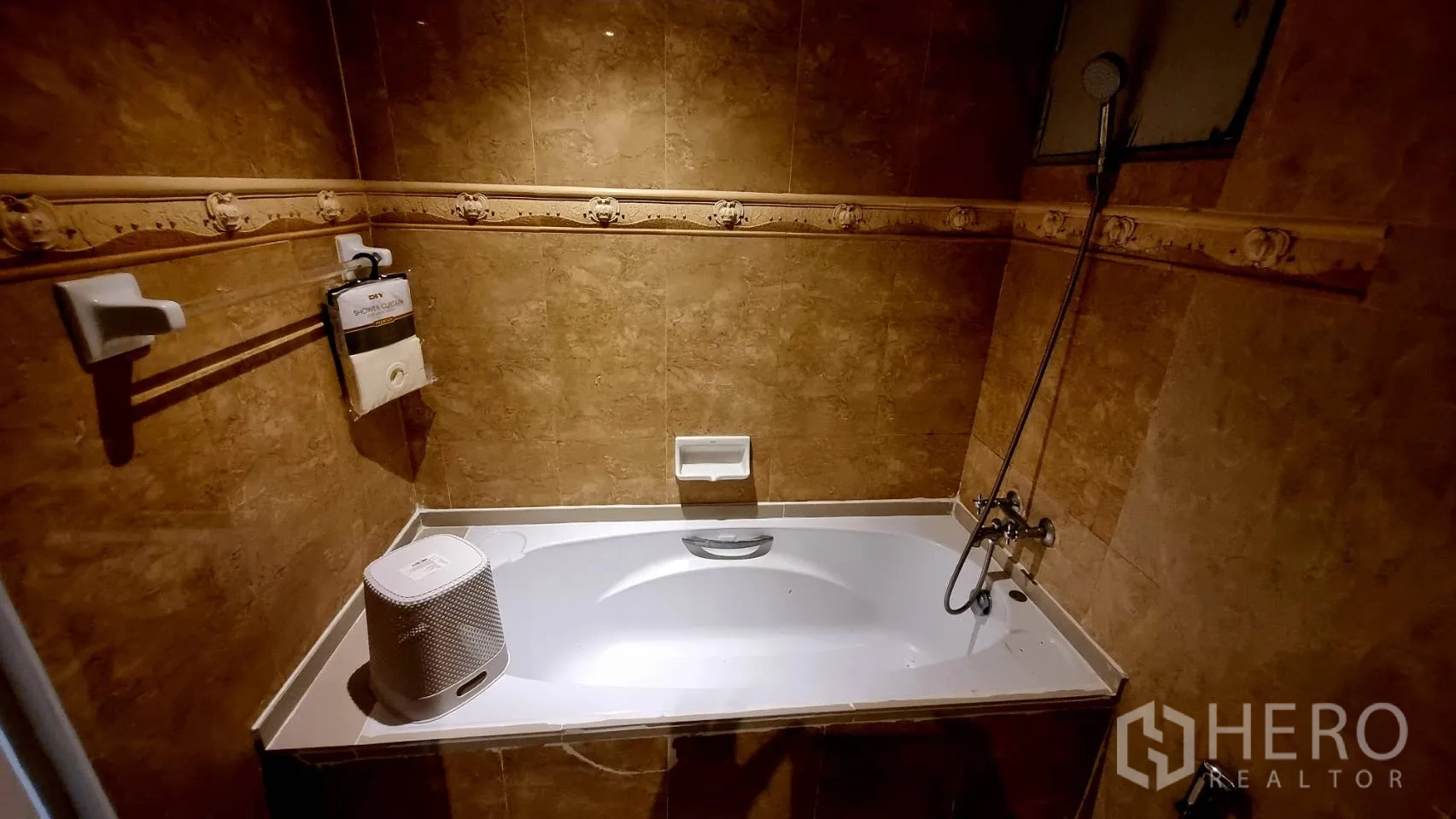 公寓 出租在Watthana, Bangkok - 阳台视野俯瞰周边建筑与街景。