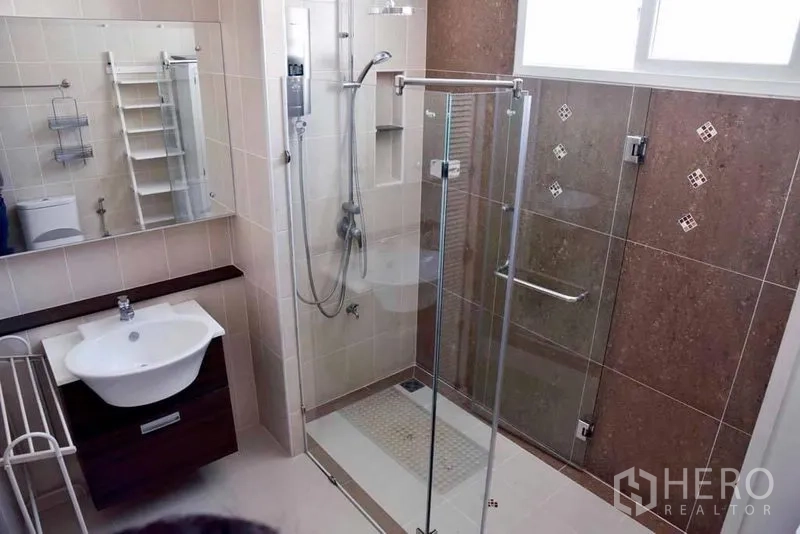 联排别墅 出租或出售在Wang Thonglang, Bangkok - 现代浴室，玻璃淋浴间、洗手台和窗户。