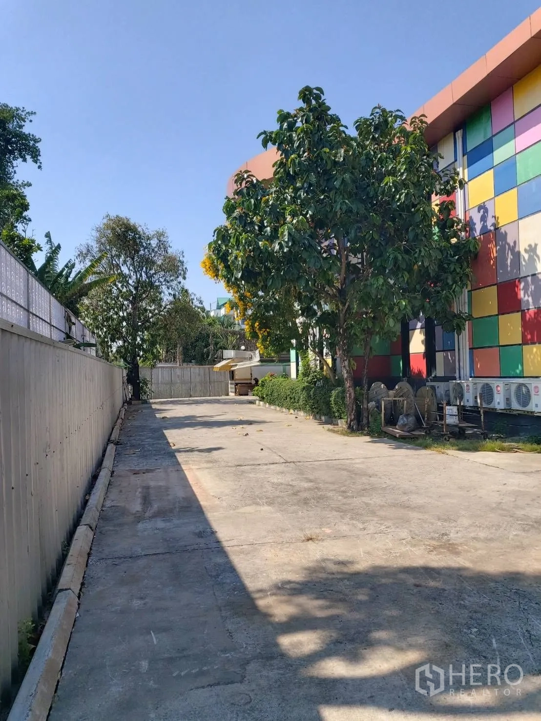 คลังสินค้า for sale in Bang Bon, Bangkok - ทางวิ่งและที่จอดรถกว้างข้างอาคารออฟฟิศสีสันสด