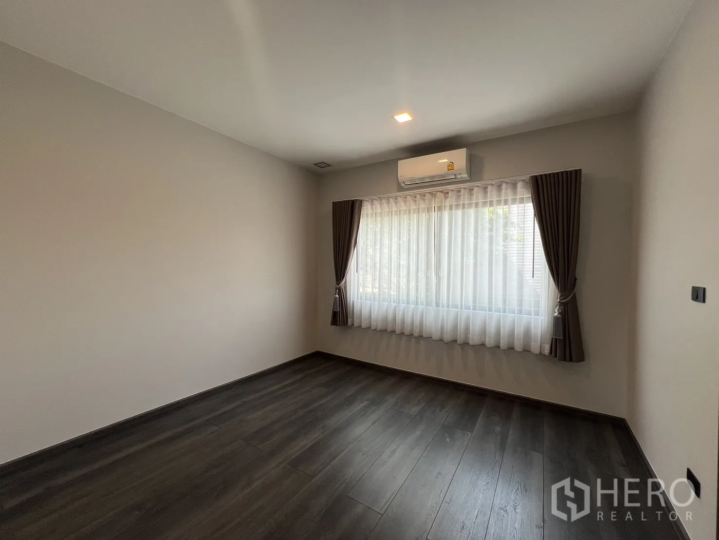 Detached House for rent in Bang Phli, Samut Prakan - Bright empty bedroom with window, curtains and air conditioner.