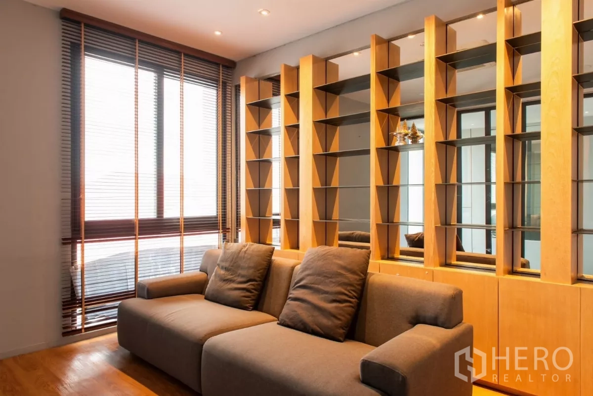 ทาวน์เฮาส์ ให้เช่าในLat Phrao, Bangkok - ห้องนั่งเล่นอบอุ่น โซฟาขนาดใหญ่และผนังชั้นวางตกแต่ง