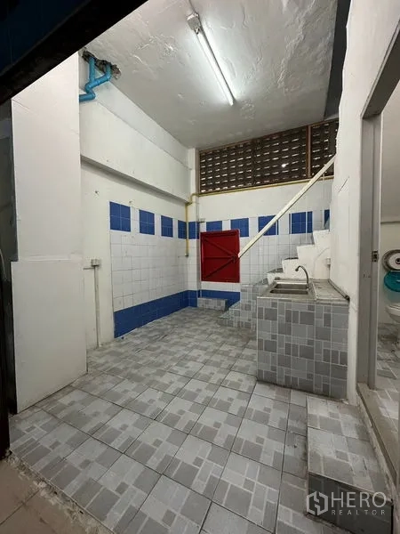 อาคารพาณิชย์ ให้เช่าในBang Na, Bangkok - มุมอเนกประสงค์ด้านหลัง ปูกระเบื้อง มีอ่างล้างมือและบันได