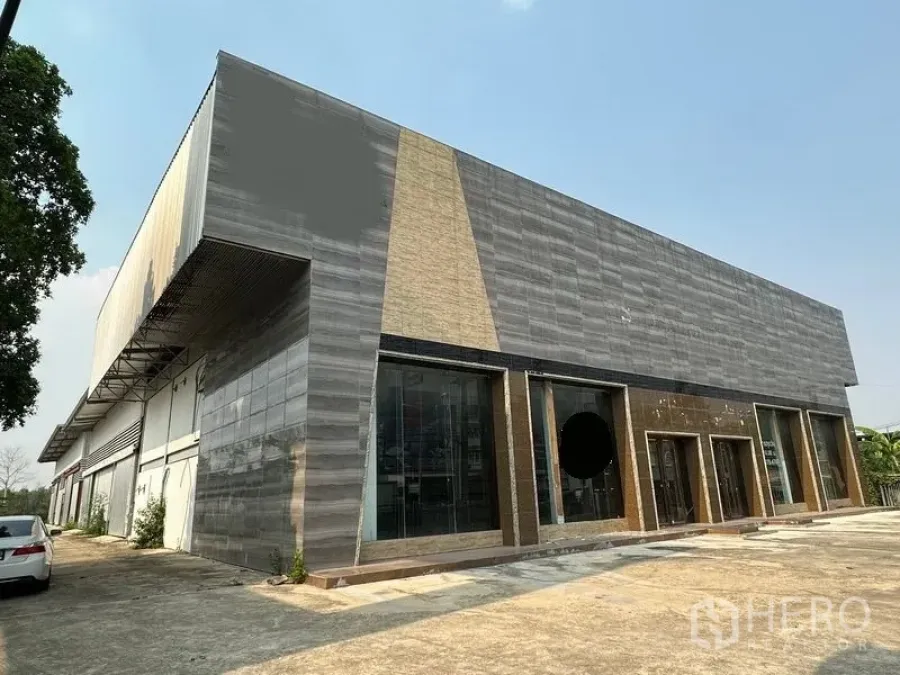 คลังสินค้า ให้เช่าในLam Luk Ka, Pathum Thani - ด้านหน้าโชว์รูมและโกดังสมัยใหม่ ผนังกระจกเต็มสูง พร้อมลานจอดรถ ลำลูกกา