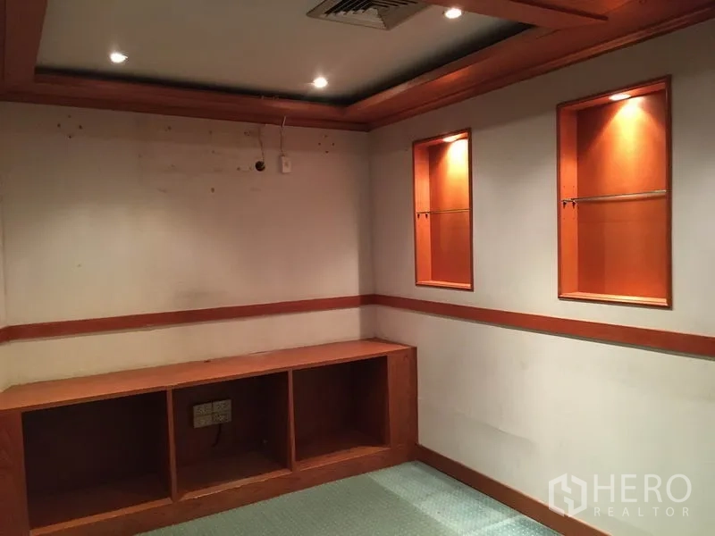 零售空间 出租在Watthana, Bangkok - 内置木柜与带灯展示壁龛，适合陈列商品。