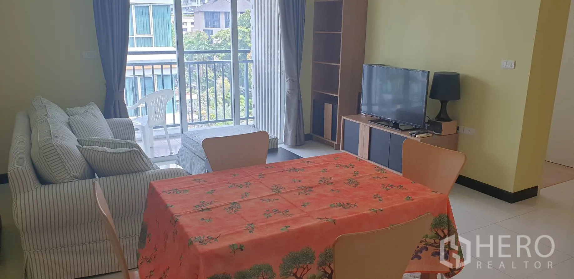 คอนโด ให้เช่าในKhlong Toei, Bangkok - มุมทานข้าวข้างโซฟา เชื่อมสู่ระเบียงผ่านกระจกเต็มบาน