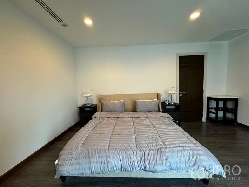 คอนโด ให้เช่าในPathum Wan, Bangkok - ห้องนอนใหญ่กว้าง เตียงคิง ไฟฝังฝ้า และพื้นไม้สีเข้ม