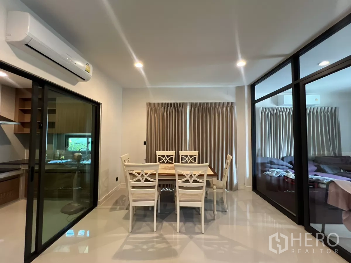 บ้าน ให้เช่าในBang Kapi, Bangkok - พื้นที่ทานอาหารสว่าง กั้นด้วยผนังกระจก เชื่อมต่อครัวปิดดีไซน์โมเดิร์น