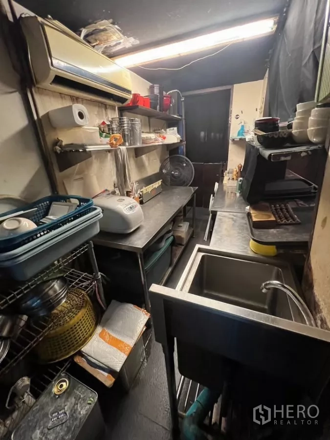店屋 出租在Watthana, Bangkok - 紧凑不锈钢备餐间，水槽、层架与设备。