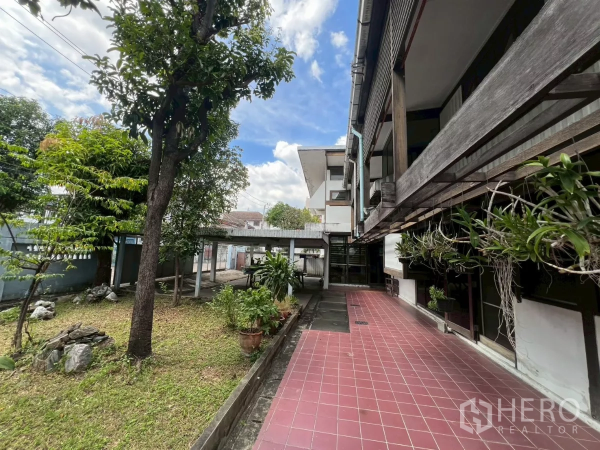 บ้าน ขายในKhlong Toei, Bangkok - ระเบียงปูกระเบื้องสีแดงยาวตลอดแนวบ้านริมสนาม