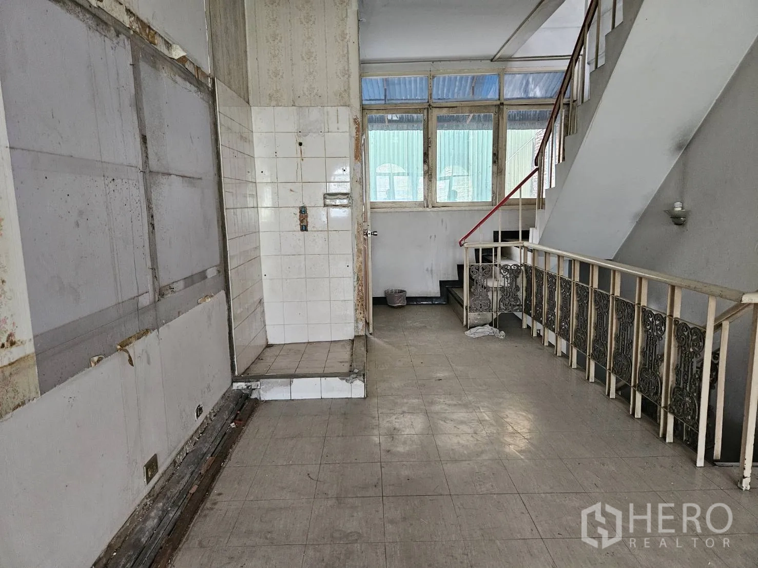 店屋 出租在Watthana, Bangkok - 楼梯平台区，带白色瓷砖的原茶水间位置。