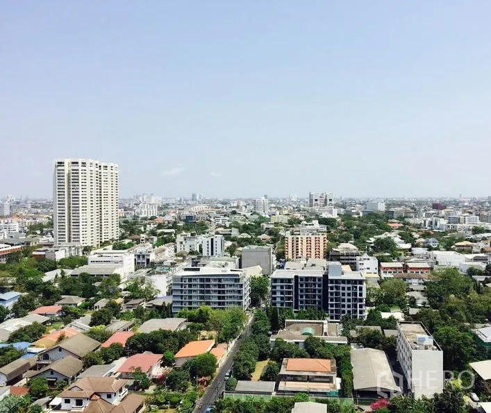 คอนโด ให้เช่าในWatthana, Bangkok - วิวสกายไลน์เมืองจากชั้นสูง เห็นอาคารพักอาศัยและพื้นที่สีเขียว
