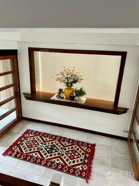 สำนักงานที่บ้าน ให้เช่าในKhlong Toei, Bangkok - อ่างล้างหน้าห้องน้ำขนาดกะทัดรัด กระจกโค้ง เคาน์เตอร์หินแกรนิต กระเบื้องชมพู