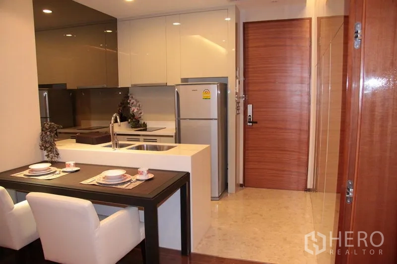 คอนโด ให้เช่าในKhlong Toei, Bangkok - โถงทางเข้าคอนโดพร้อมครัวบิวท์อิน ตู้เงา ไอส์แลนด์ซิงก์คู่ และตู้เย็นสแตนเลส