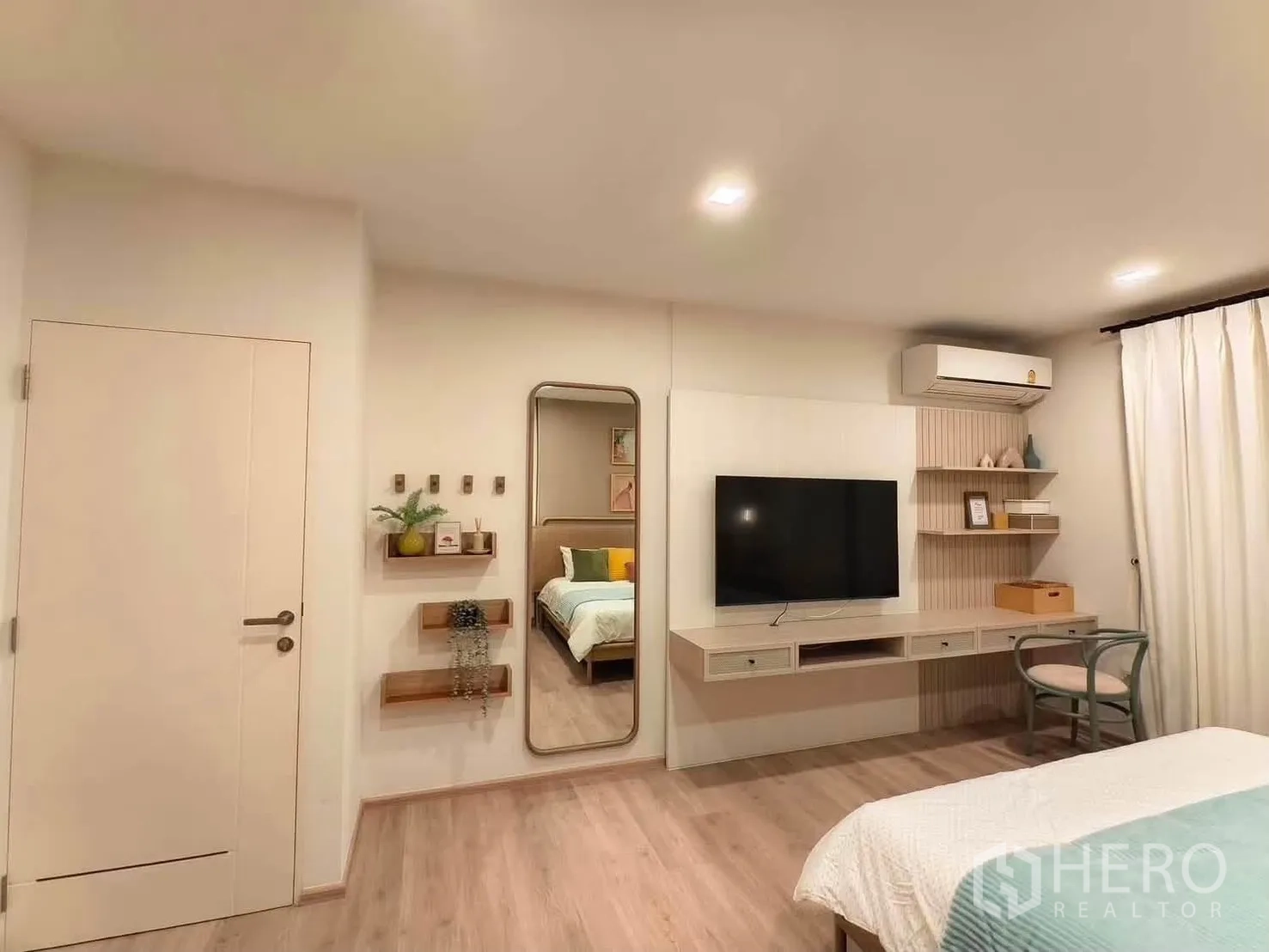独栋房屋 for rent in Bang Phli, Samut Prakan - 主卧墙面悬挂电视，配书桌与空调。