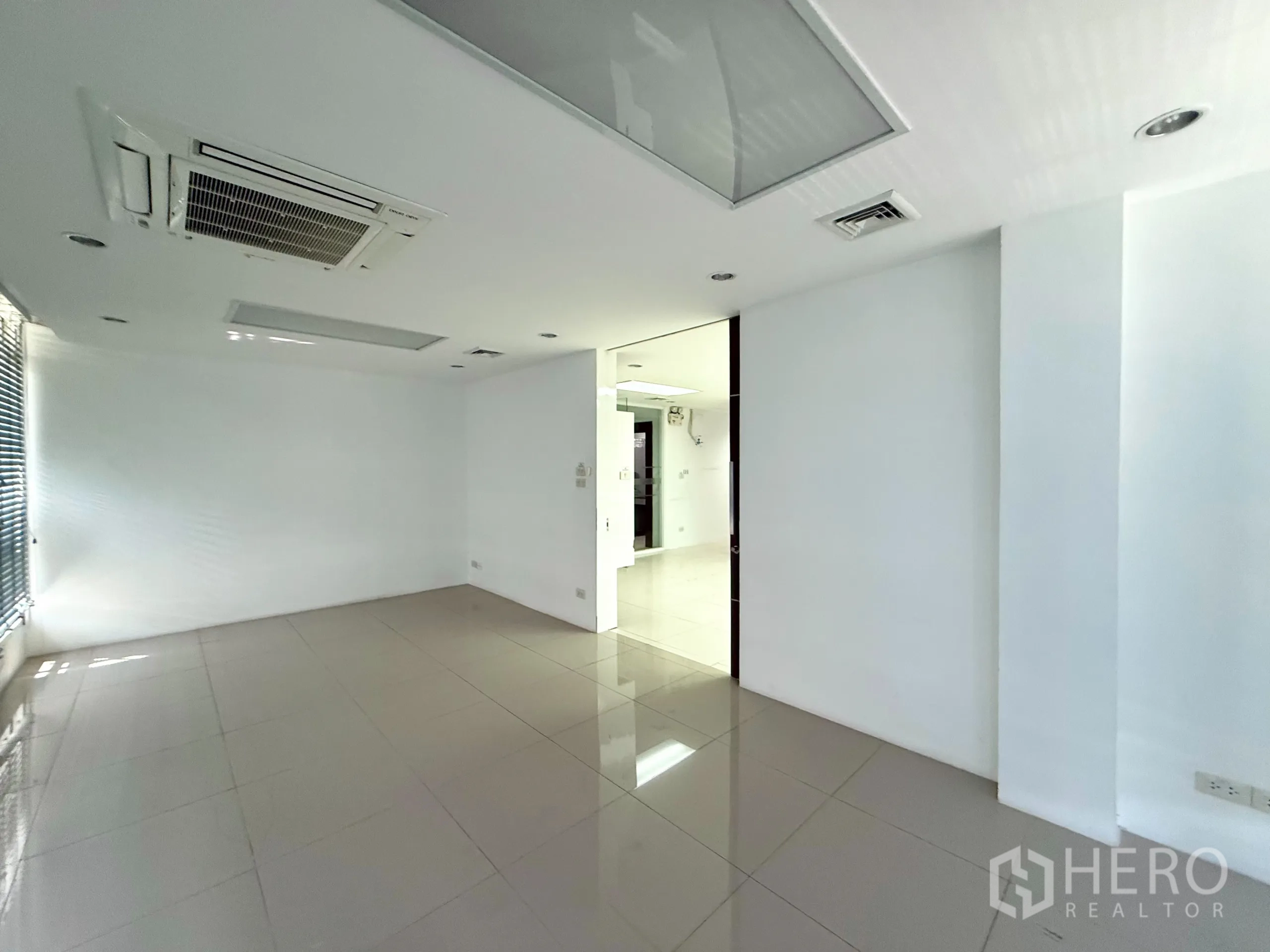 Office Space for rent in Bueng Kum, Bangkok - Clean empty room with glossy tile flooring and ceiling AC.