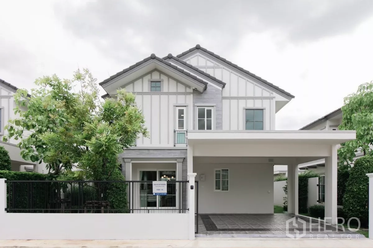 独立式住宅 出租或出售在Bang Phli, Samut Prakan - 现代白色两层独栋别墅正立面，带围栏与有顶车棚。