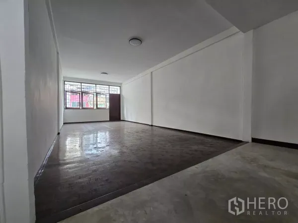 店屋 出租在Watthana, Bangkok - 一层宽敞店面，白墙、前窗与木地板