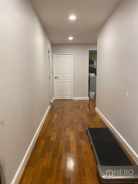 คอนโด ให้เช่าหรือขายในWatthana, Bangkok - โถงทางเดินสว่าง พื้นไม้ขัดเงา เชื่อมไปยังห้องนอนและห้องน้ำ