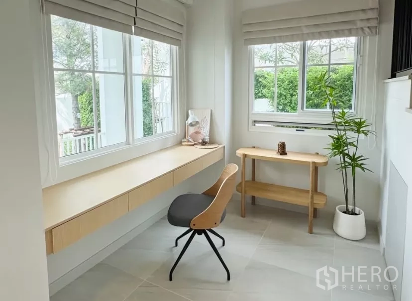 บ้าน ให้เช่าในBang Phli, Samut Prakan - มุมทำงานกระทัดรัดพร้อมโต๊ะบิลท์อินยาวและวิวสวน