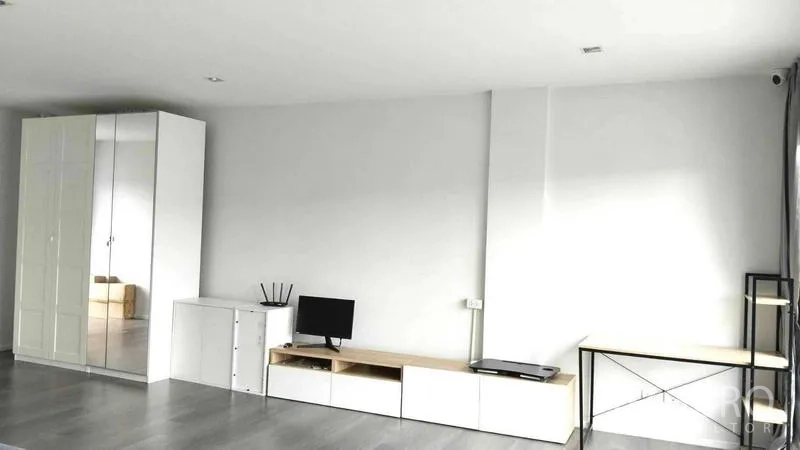 Home Office for rent - Spacious multipurpose room with wardrobes, low TV console and work tables.