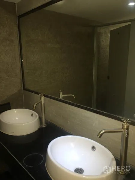 สำนักงาน ให้เช่าในWatthana, Bangkok - ห้องน้ำสไตล์โมเดิร์น อ่างล้างหน้าทรงกลมคู่ กระจกบานใหญ่ และผนังลายหิน