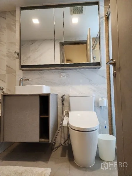 คอนโด ให้เช่าในKhlong Toei, Bangkok - ห้องน้ำร่วมพร้อมตู้กระจกเหนืออ่างล้างหน้า เคาน์เตอร์ซิงก์ โถสุขภัณฑ์ และสายชำระ