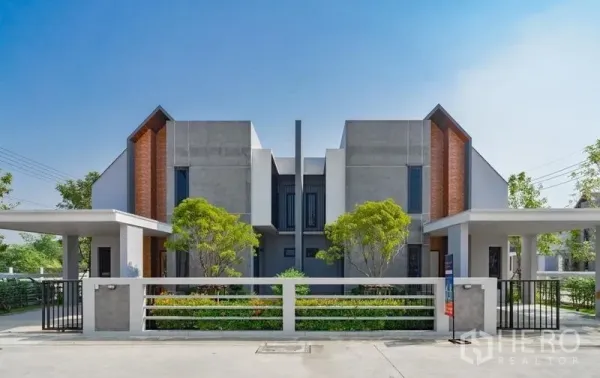 บ้าน ขายในLam Luk Ka, Pathum Thani - บ้านสไตล์ลอฟท์สมัยใหม่ หน้าบ้านจัดสวนสวย พร้อมรั้วหน้าโครงการที่ลำลูกกา