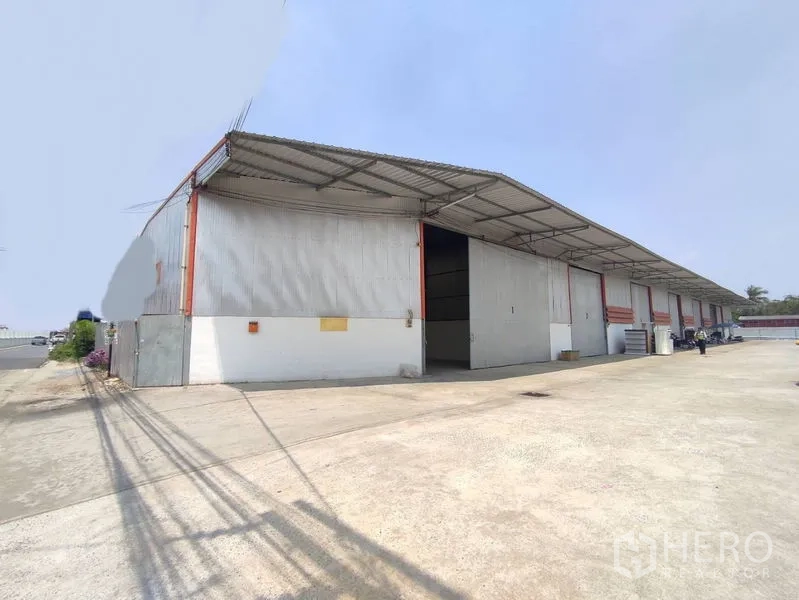 คลังสินค้า ให้เช่าในPathum Thani - มุมหัวมุมของแถวโกดัง มีหลังคากันฝนและทางวิ่งสำหรับรถบรรทุก