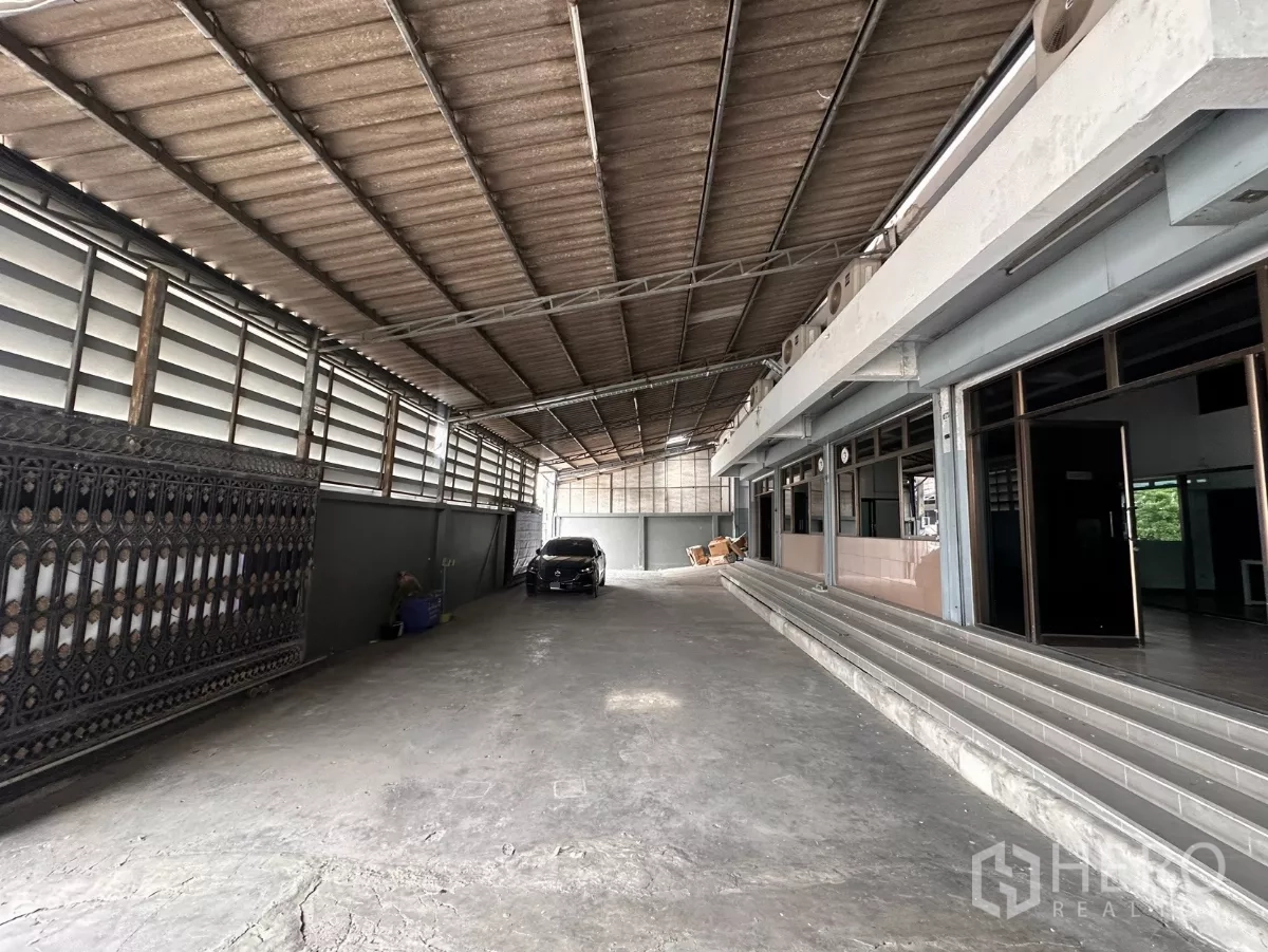 โรงงาน ให้เช่าในBang Phli, Samut Prakan - โถงทางโหลดสินค้าคลุมหลังคา มีทางวิ่งและสำนักงานกระจกด้านข้าง