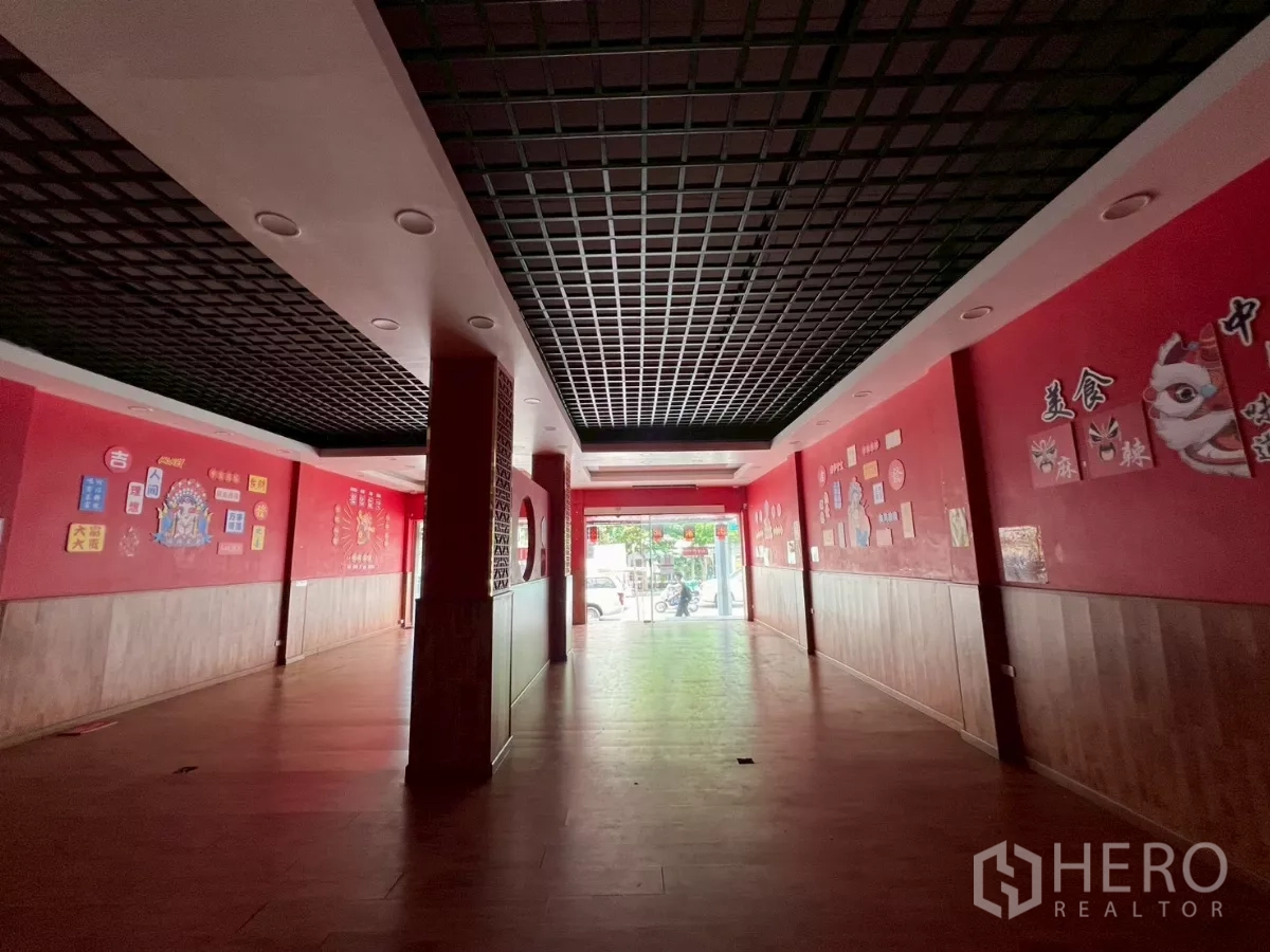 อาคารพาณิชย์ ให้เช่าในWatthana, Bangkok - ฮอลล์ค้าปลีกยาวสู่ประตูกระจก เพดานตะแกรงสีดำ พร้อมกราฟิกผนัง