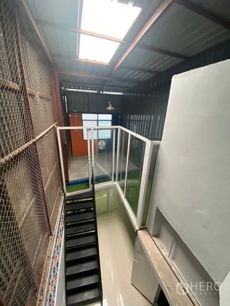 อาคารพาณิชย์ ให้เช่าในKhlong Toei, Bangkok - ช่องแสงด้านหลังพร้อมบันไดเหล็ก หลังคาโปร่ง และตาข่ายเซฟตี้