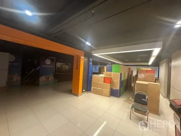 Office Space for rent in Khlong Toei, Bangkok - Lobby or storage zone with suspended rectangular light, tiled floor and stacked boxes.