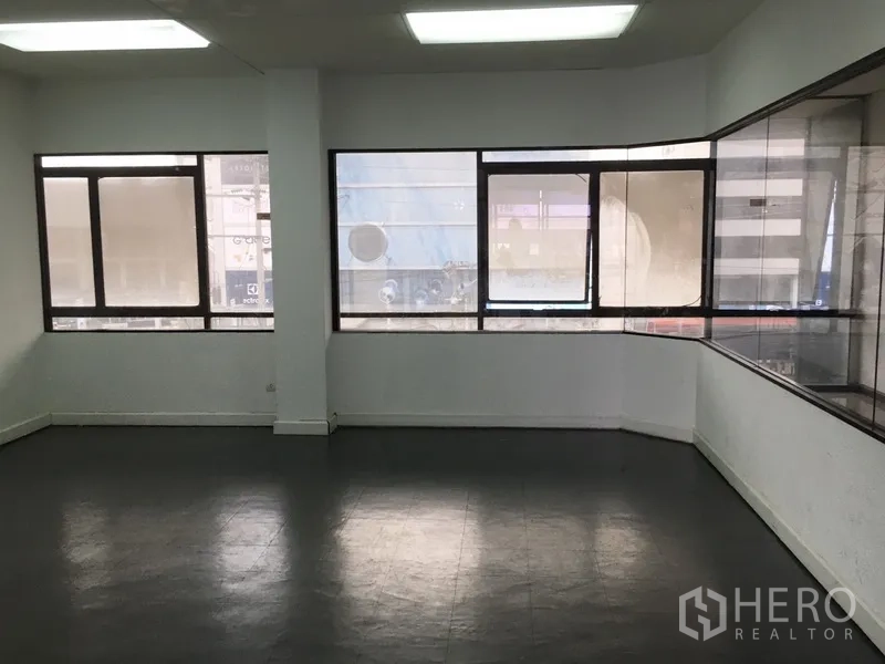 สำนักงานที่บ้าน ให้เช่าในHuai Khwang, Bangkok - ห้องมุมพร้อมหน้าต่างรอบด้านและผนังกระจกกั้น.