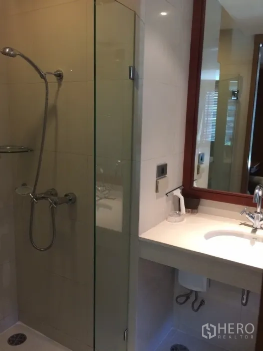 คอนโด ให้เช่าในPathum Wan, Bangkok - ห้องน้ำร่วมสมัย พร้อมตู้กระจกอาบน้ำและเคาน์เตอร์อ่างล้างหน้า