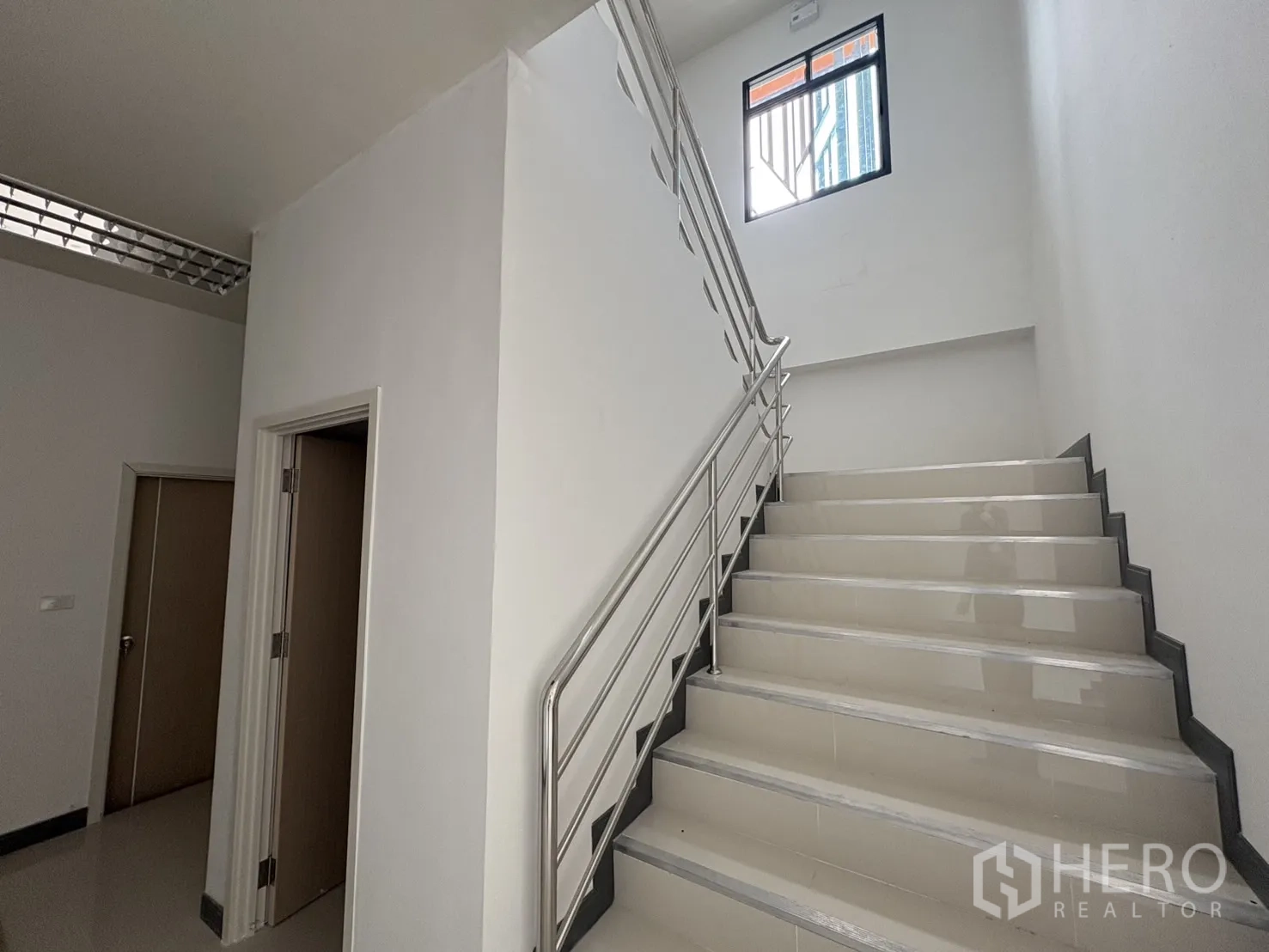 Factory for rent in Bang Pakong, Chachoengsao - Stairwell with stainless handrail leading to the upper office level.