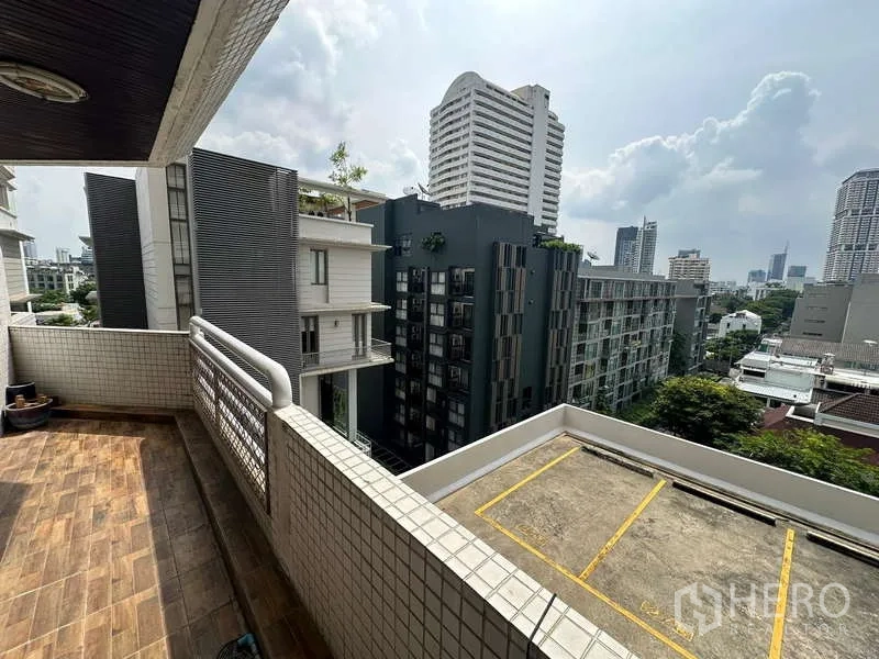 คอนโด ให้เช่าในWatthana, Bangkok - วิวระเบียงชั้นสูง เห็นเส้นขอบฟ้าเมืองและต้นไม้