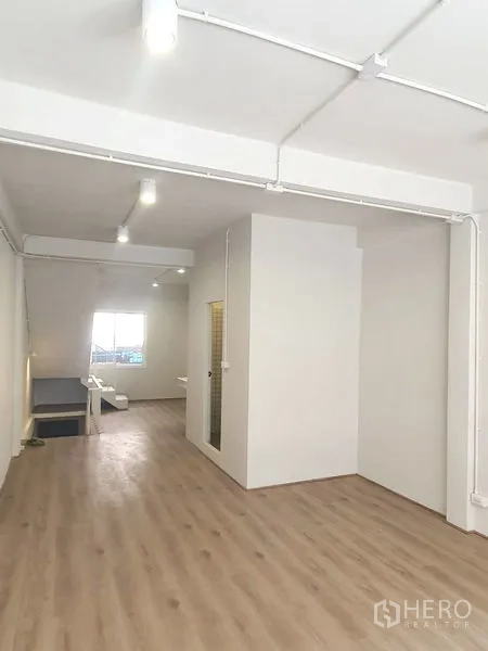 อาคารพาณิชย์ ให้เช่าในPhra Khanong, Bangkok - ชั้นบนกว้าง พื้นไม้ มีผนังกั้นห้องและหน้าต่างรับแสงธรรมชาติ