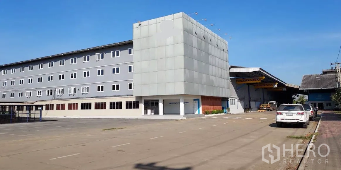 工厂 出租在Phra Pradaeng, Samut Prakan - 工业园外观，带四层办公楼与宽阔内路，位于帕巴登。