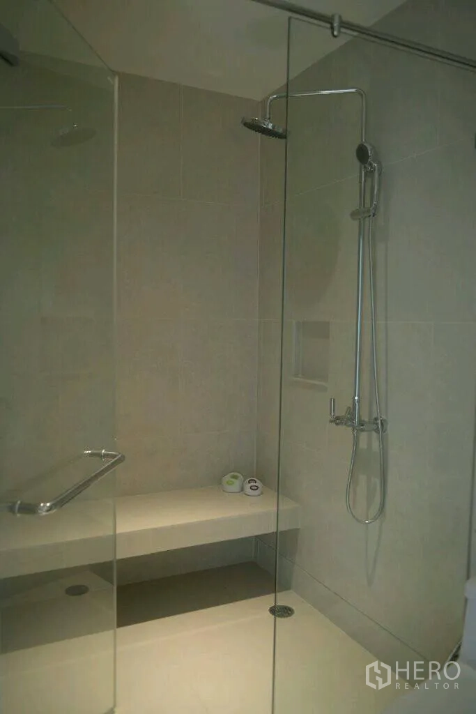 公寓 出租或出售在Khlong Toei, Bangkok - 现代浴室，玻璃淋浴间、顶喷花洒与内置坐凳。