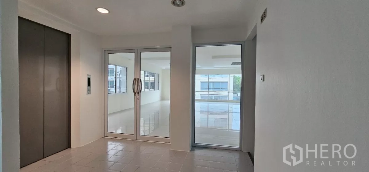 Office Space for rent in Bueng Kum, Bangkok - Elevator lobby with double glass doors opening to a bright office.