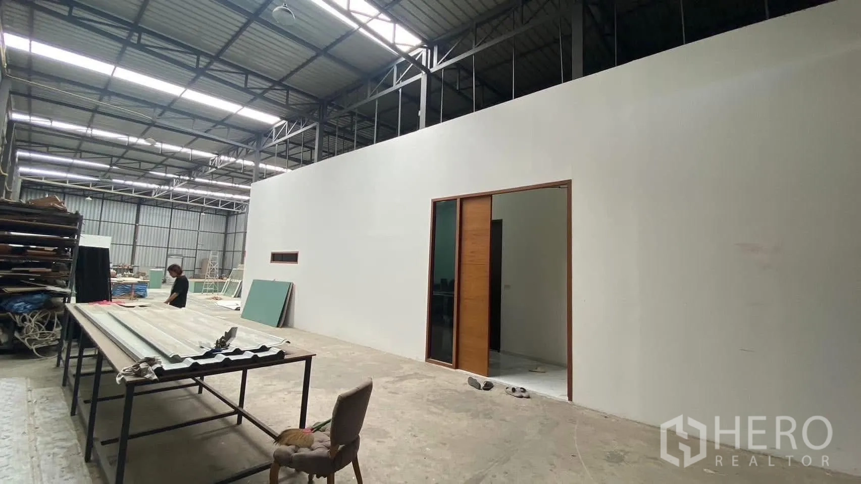 โกดัง for rent in Mueang Samut Prakan, Samut Prakan - ห้องออฟฟิศกั้นผนังภายในโกดังข้างโต๊ะทำงาน