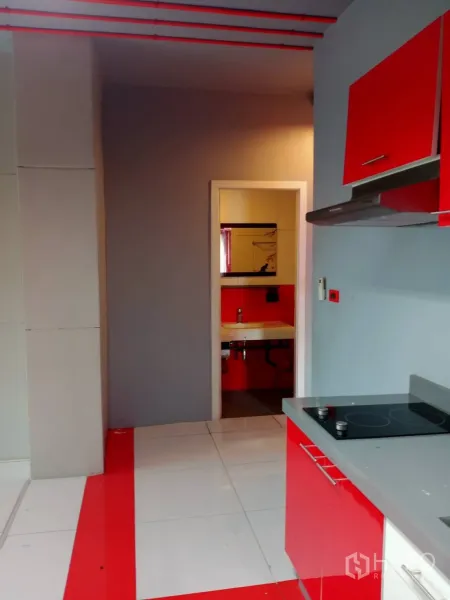 办公空间 出租在Khlong Toei, Bangkok - 紧凑茶水间，红色柜体、电磁炉，并通向独立卫浴。