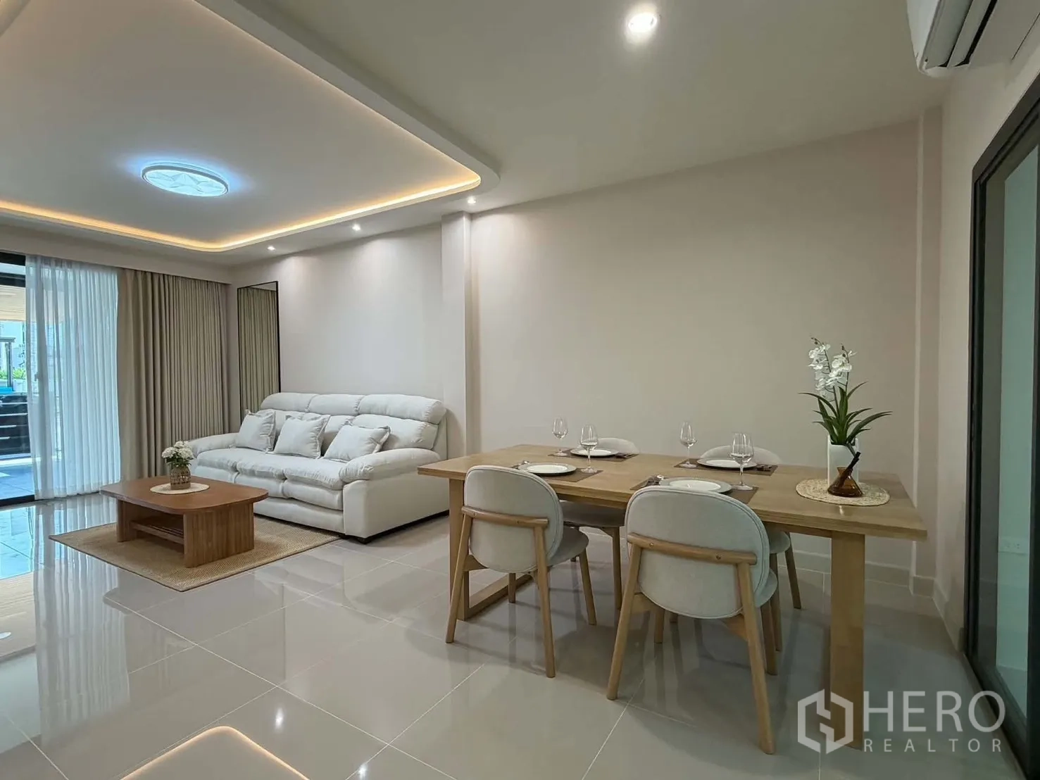 联排别墅 for rent in Bang Phli, Samut Prakan - 开放式客餐厅，沙发、六人餐桌与推拉玻璃门。