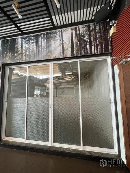 零售空间 出租在Khlong Toei, Bangkok - 带磨砂下半部的推拉玻璃门店面，位于棚顶下的精致零售铺位，临近BTS澎蓬站。